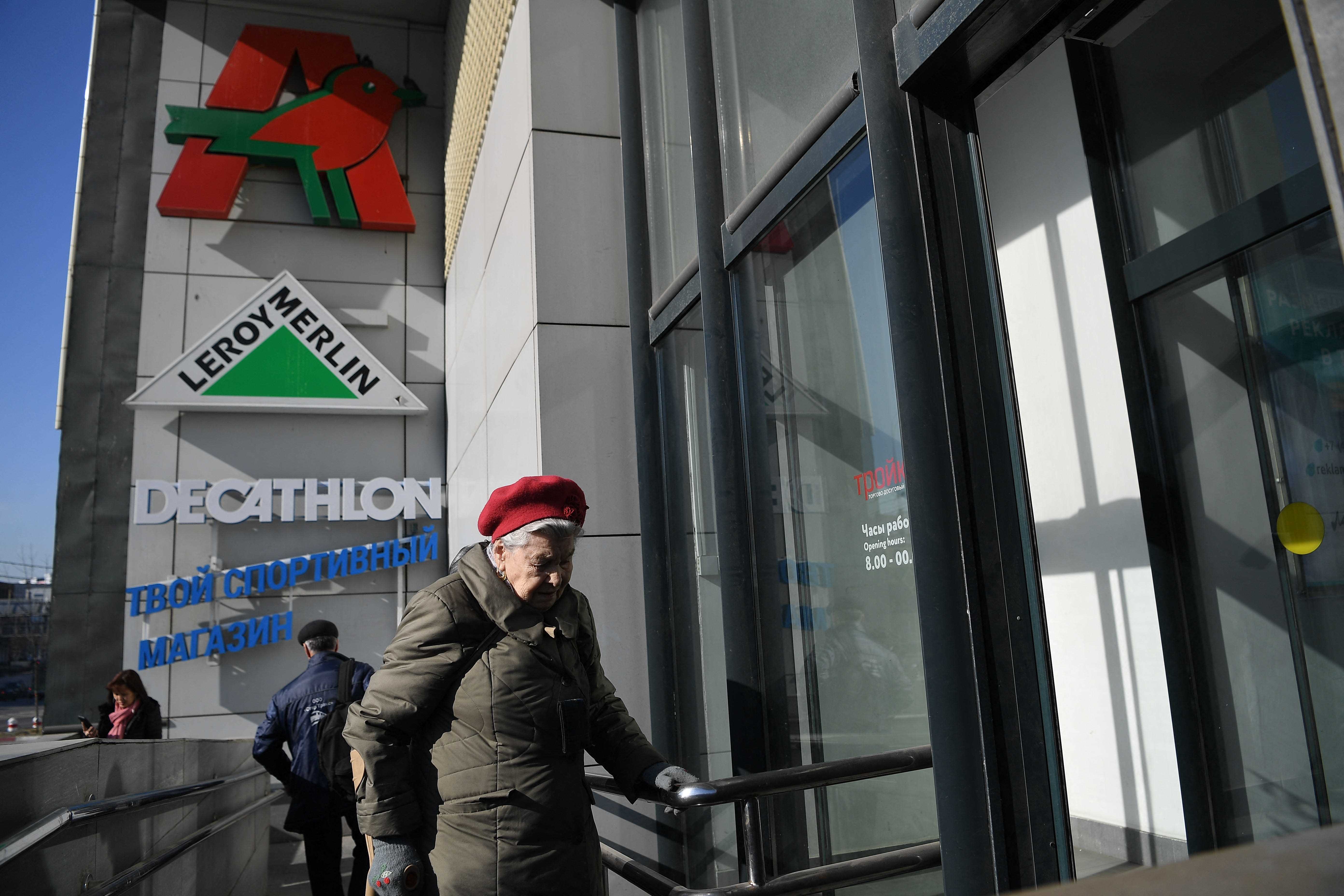 Eine Frau betritt am 24. März in Moskau, Russland, ein offenes Geschäft von Auchan, Decathlon und Leroy Merlin.