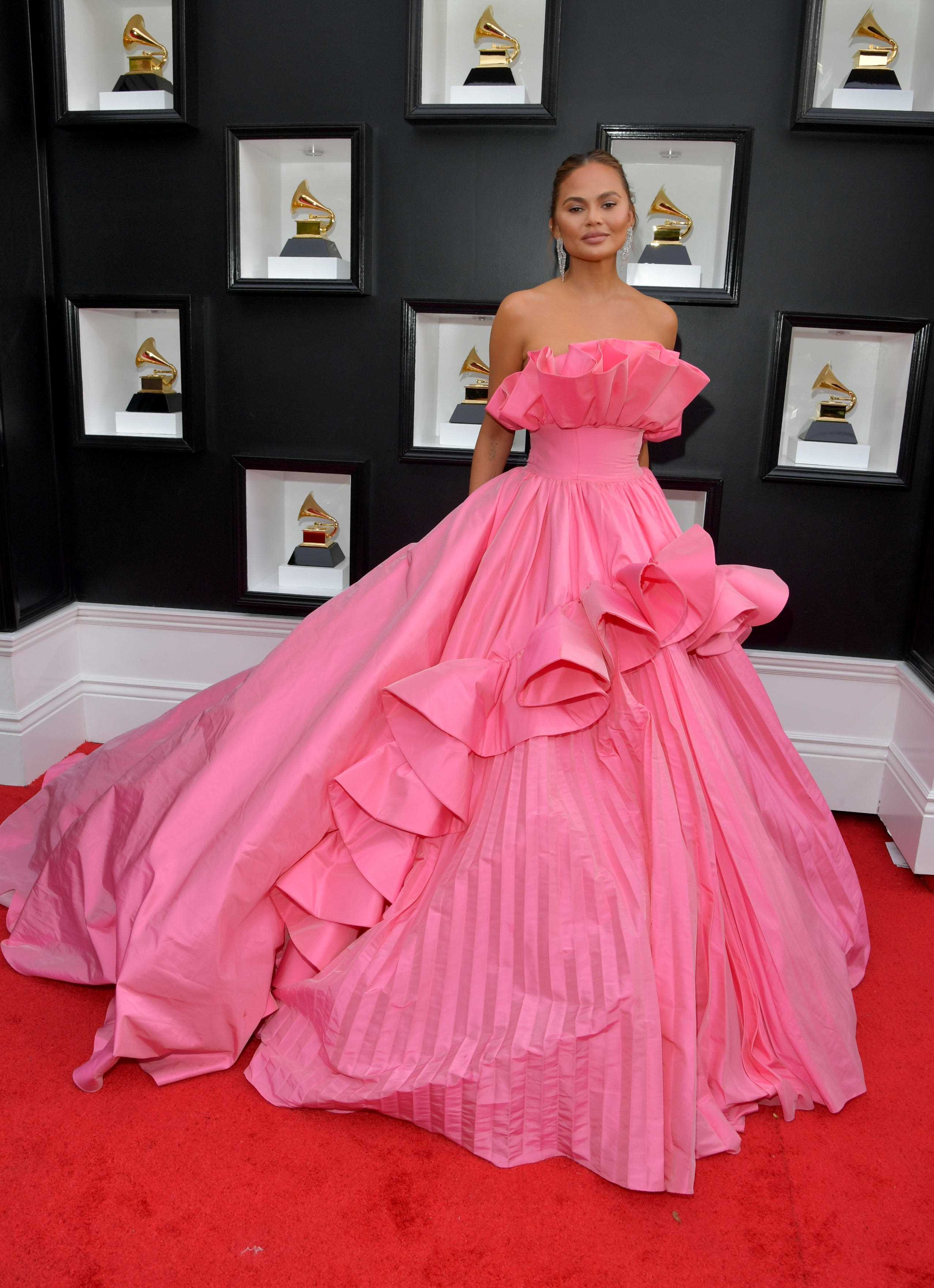 Chrissy Tiegen nimmt an den Grammy Awards 2022 teil.