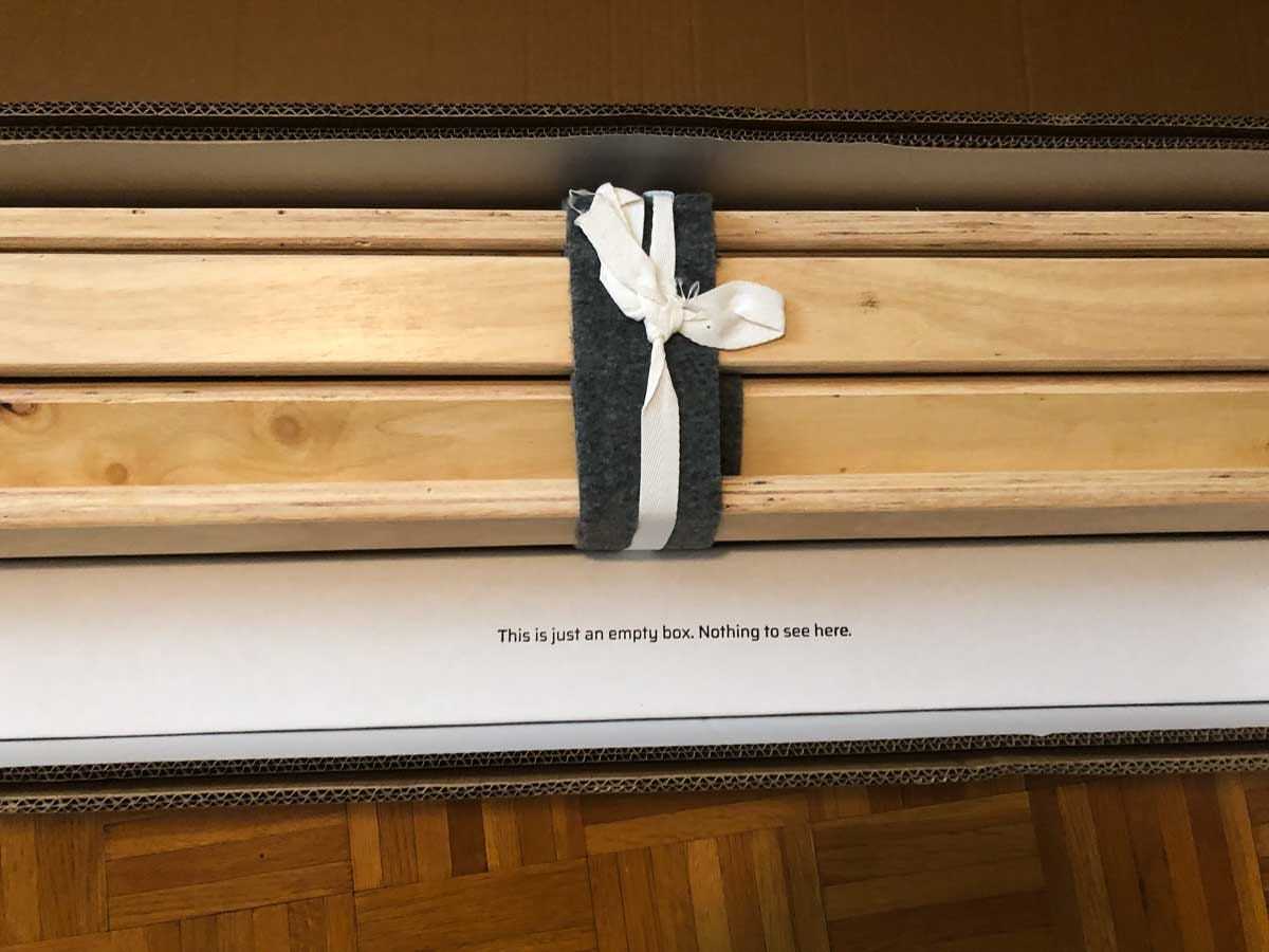 Drei Holzbretter sind neben einer Kiste mit dem Text 