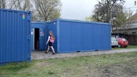 Container der Korosi Baptist High School wurden in Schlafsäle für ukrainische Flüchtlinge umgewandelt.