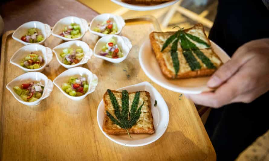 Ein thailändischer Koch bereitet Mahlzeiten mit Cannabisblättern zu