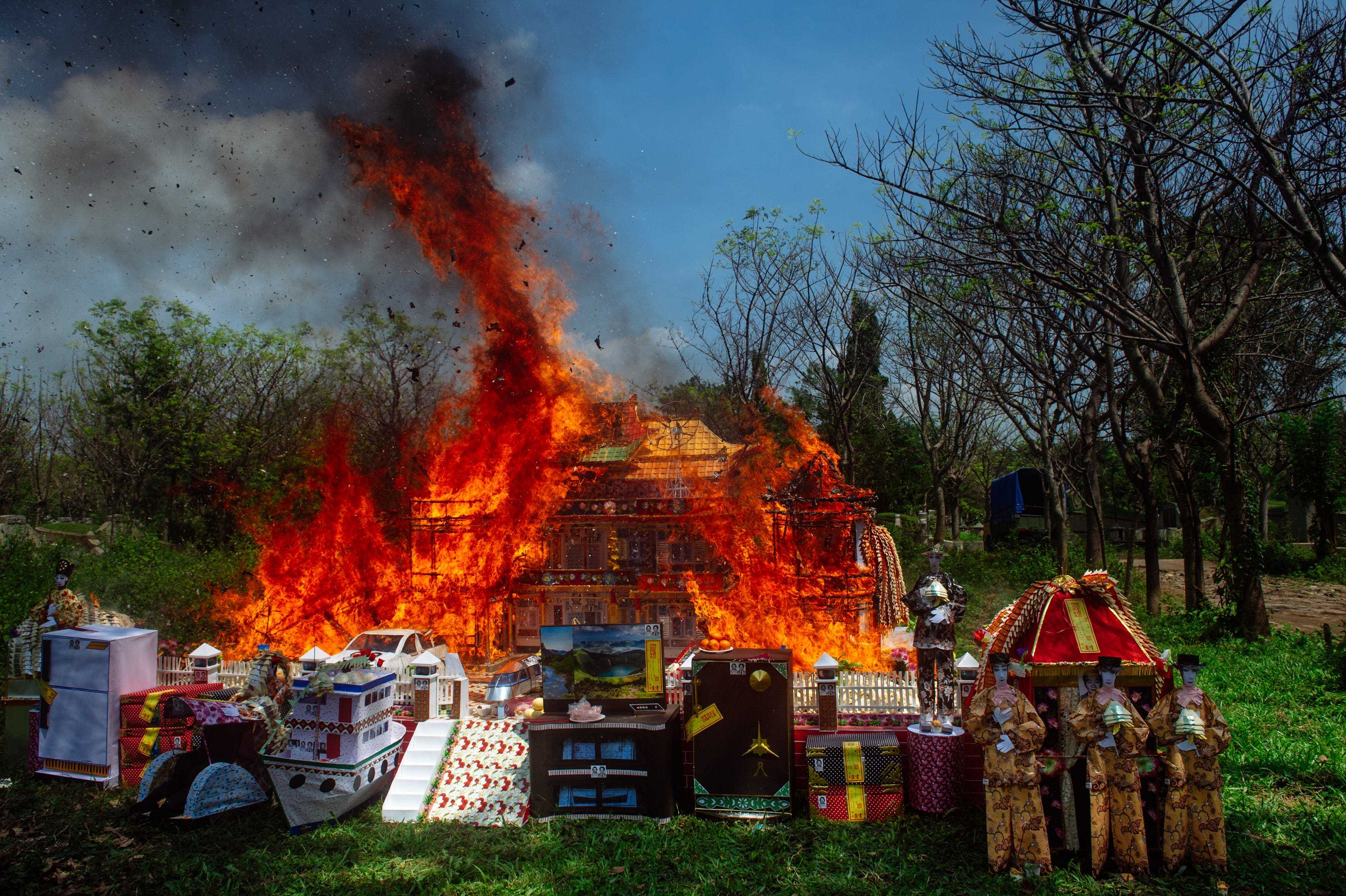 n Brandopferdekorationen der indonesischen chinesischen Familie während des Qing Ming Festivals auf dem chinesischen Friedhof Mount Gangsir am 04. April 2021 in Pasuruan, Indonesien.