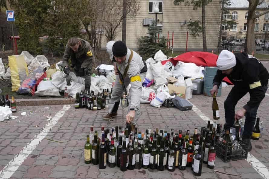 Ukrainer bereiten Molotow-Cocktails in einem Hof ​​in Kiew zu.