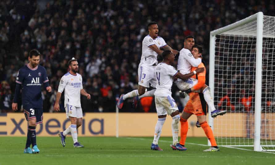 Real Madrids Keeper Thibaut Courtois pariert im Achtelfinale von Real Madrid gegen PSG einen Elfmeter von Lionel Messi.