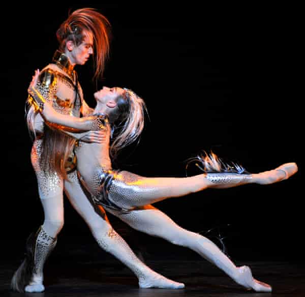 Draußen … Smirnova tanzt 2019 mit Edward Watson in McGregor + Mugler im London Coliseum.