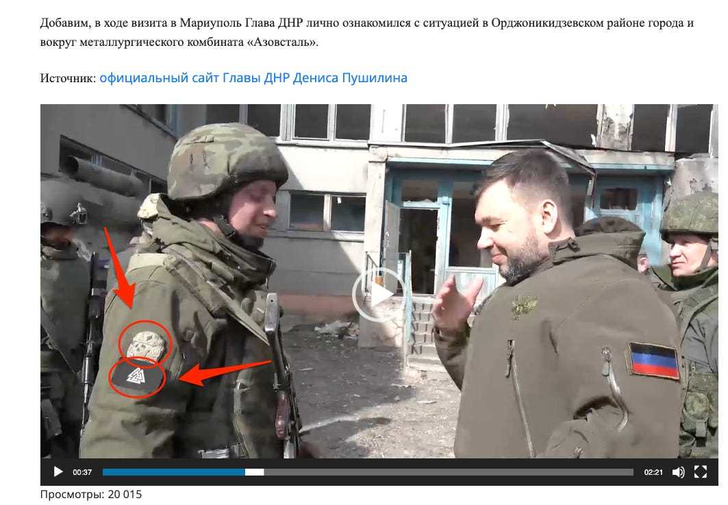 Screenshot eines DPR-Soldaten mit Neonazi-Symbolen auf seinem rechten Ärmel