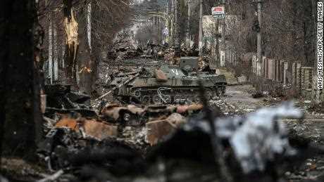 Zerstörte russische Panzerfahrzeuge sind am Montag auf den Straßen von Bucha zu sehen.