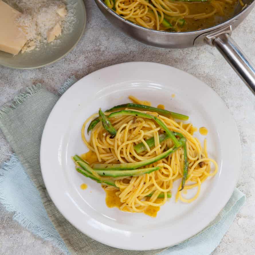 Spargel, Sardellen, Parmesan und Eierspaghetti