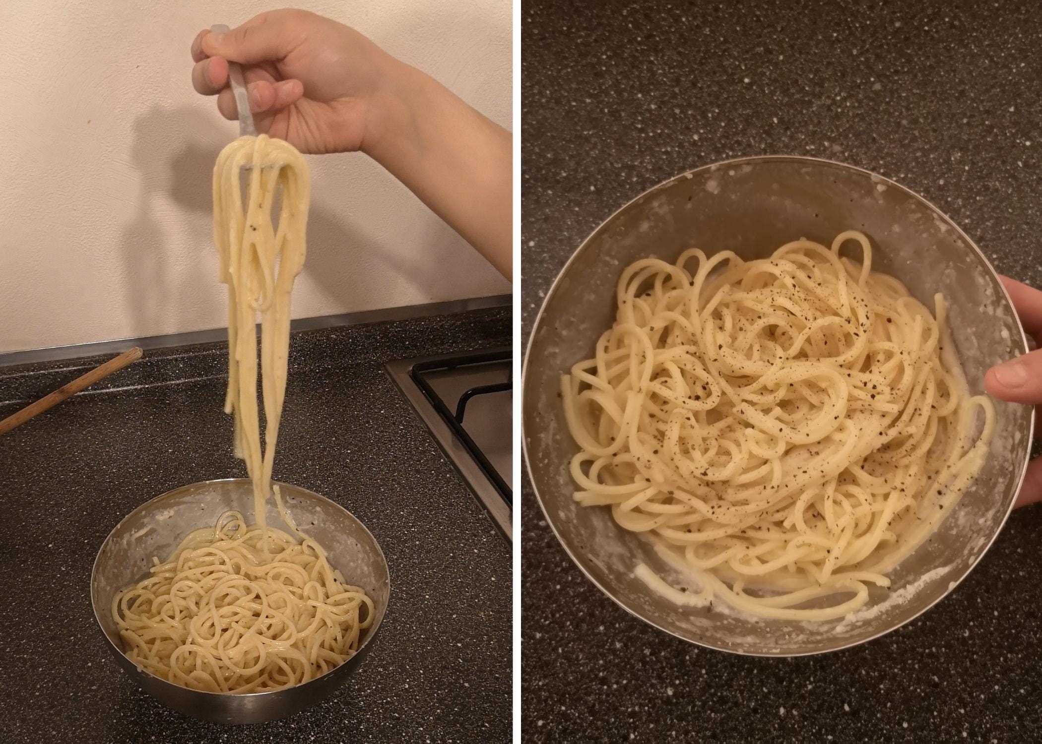 Das Hinzufügen von Käse und Nudelwasser zu den Spaghetti.
