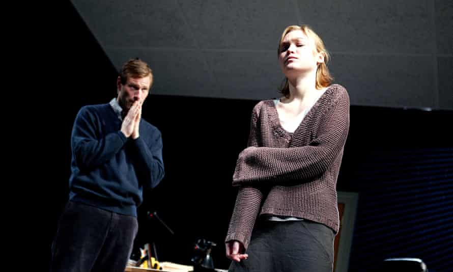 Aaron Eckhart und Julia Stiles in einer Produktion von David Mamets Oleanna aus dem Jahr 2004.