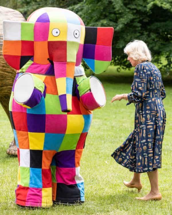 Die Herzogin von Cornwall trifft Elmer 2021 im St. James's Park in London.