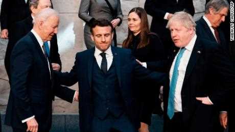 US-Präsident Joe Biden, Macron und der britische Premierminister Boris Johnson sprechen vor einem Gruppenfoto während eines NATO-Gipfels in Brüssel am 24. März 2022.