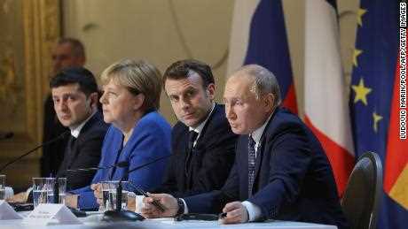 Der ukrainische Präsident Wolodymyr Selenskyj, die damalige deutsche Bundeskanzlerin Angela Merkel, Macron und Putin geben nach einem Ukraine-Gipfel am 9. Dezember 2019 im Elysée-Palast in Paris eine Pressekonferenz. 