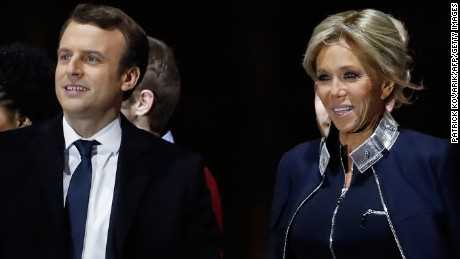 Macron und seine Frau Brigitte Trogneux im Louvre in Paris nach dem zweiten Wahlgang der französischen Präsidentschaftswahlen am 7. Mai 2017.