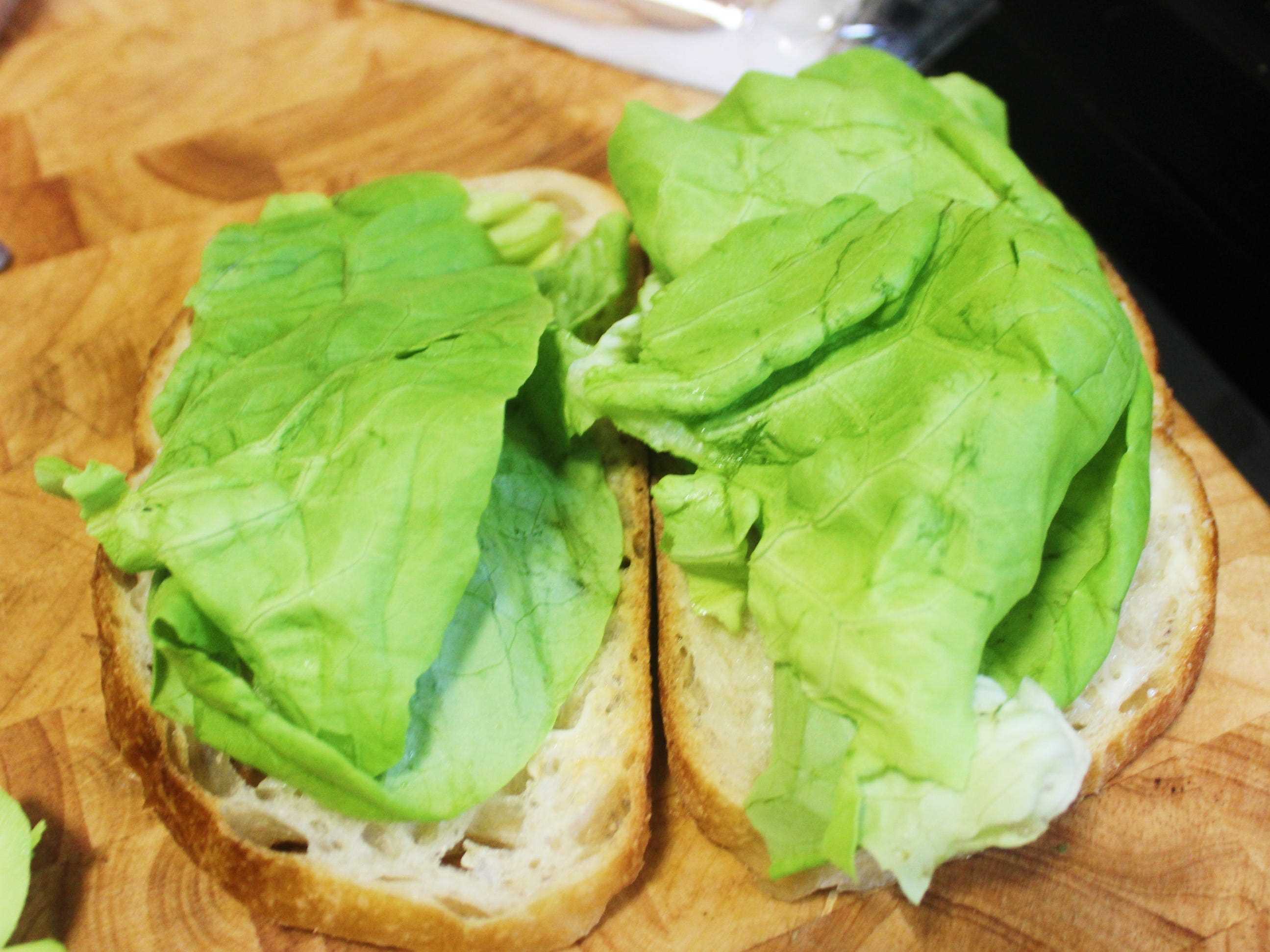 Salat auf zwei Scheiben Brot