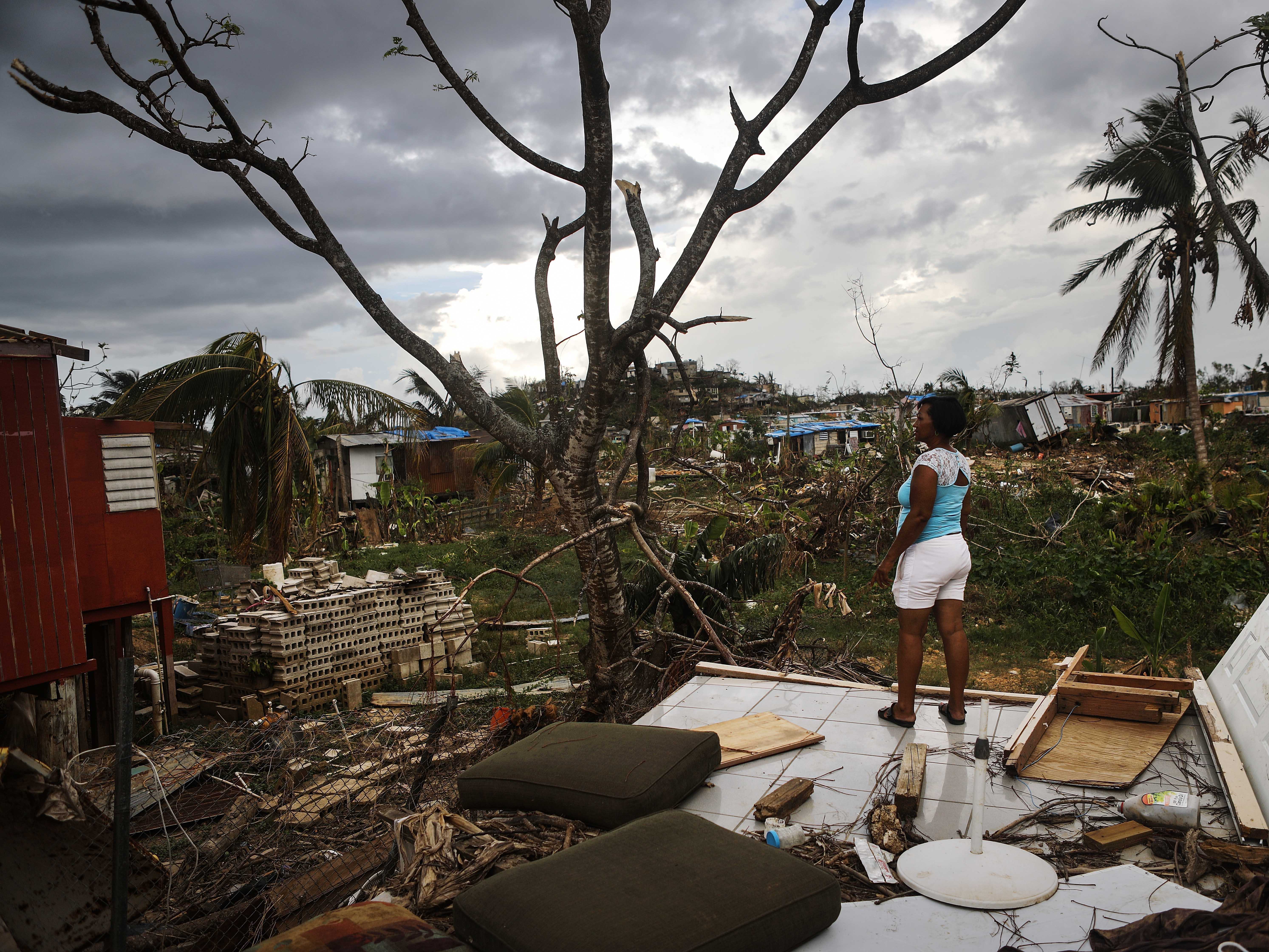 Mirian Medina steht etwa zwei Wochen nach dem Hurrikan Maria in Puerto Rico auf ihrem Grundstück.
