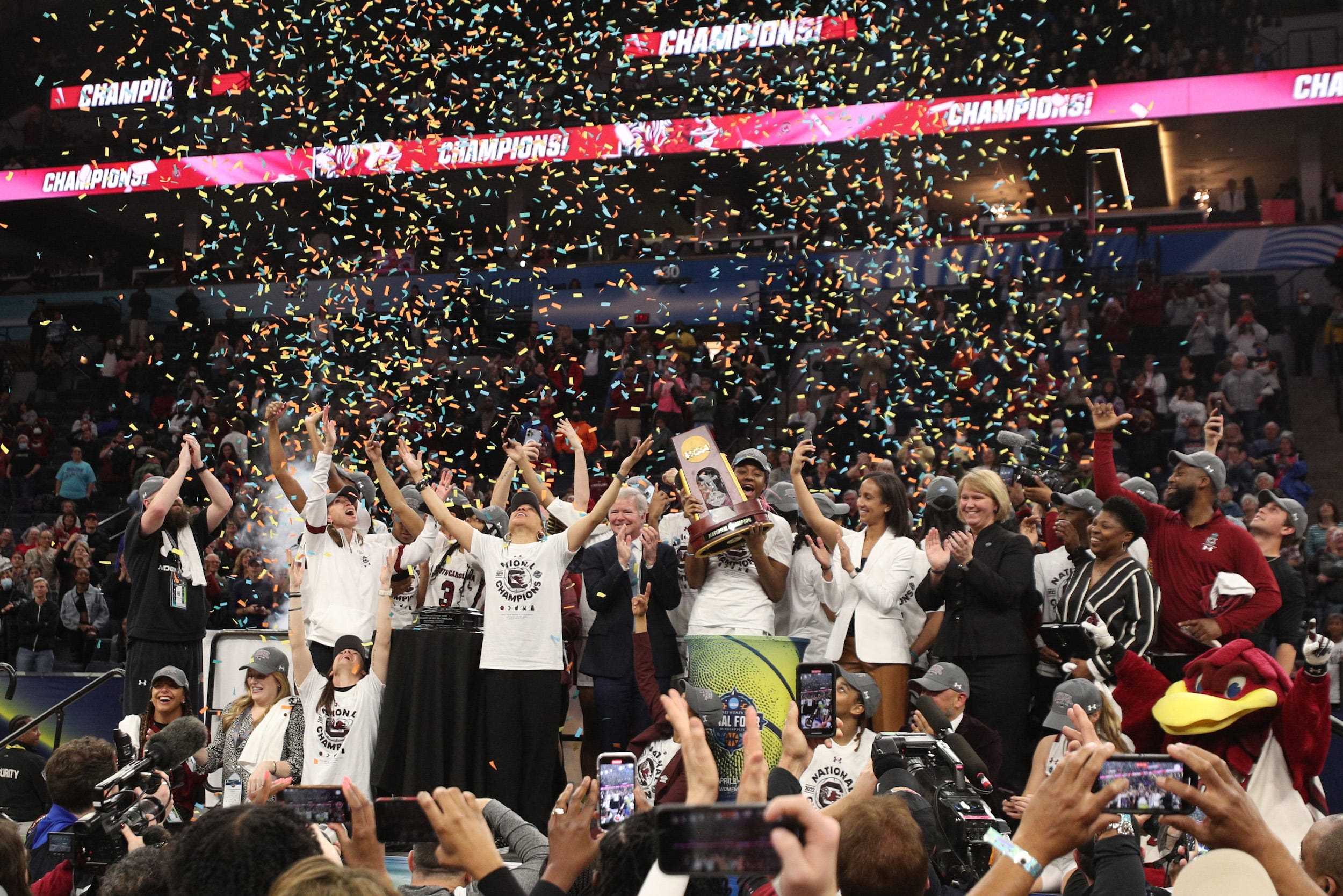 Dawn Staley und die South Carolina Gamecocks feiern den Gewinn des NCAA-Titels 2022.