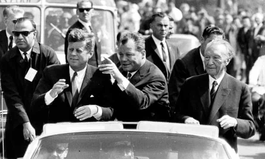 John F. Kennedy (links), Willy Brandt (Mitte) und Konrad Adenauer (rechts) beim Besuch des US-Präsidenten in Berlin 1963