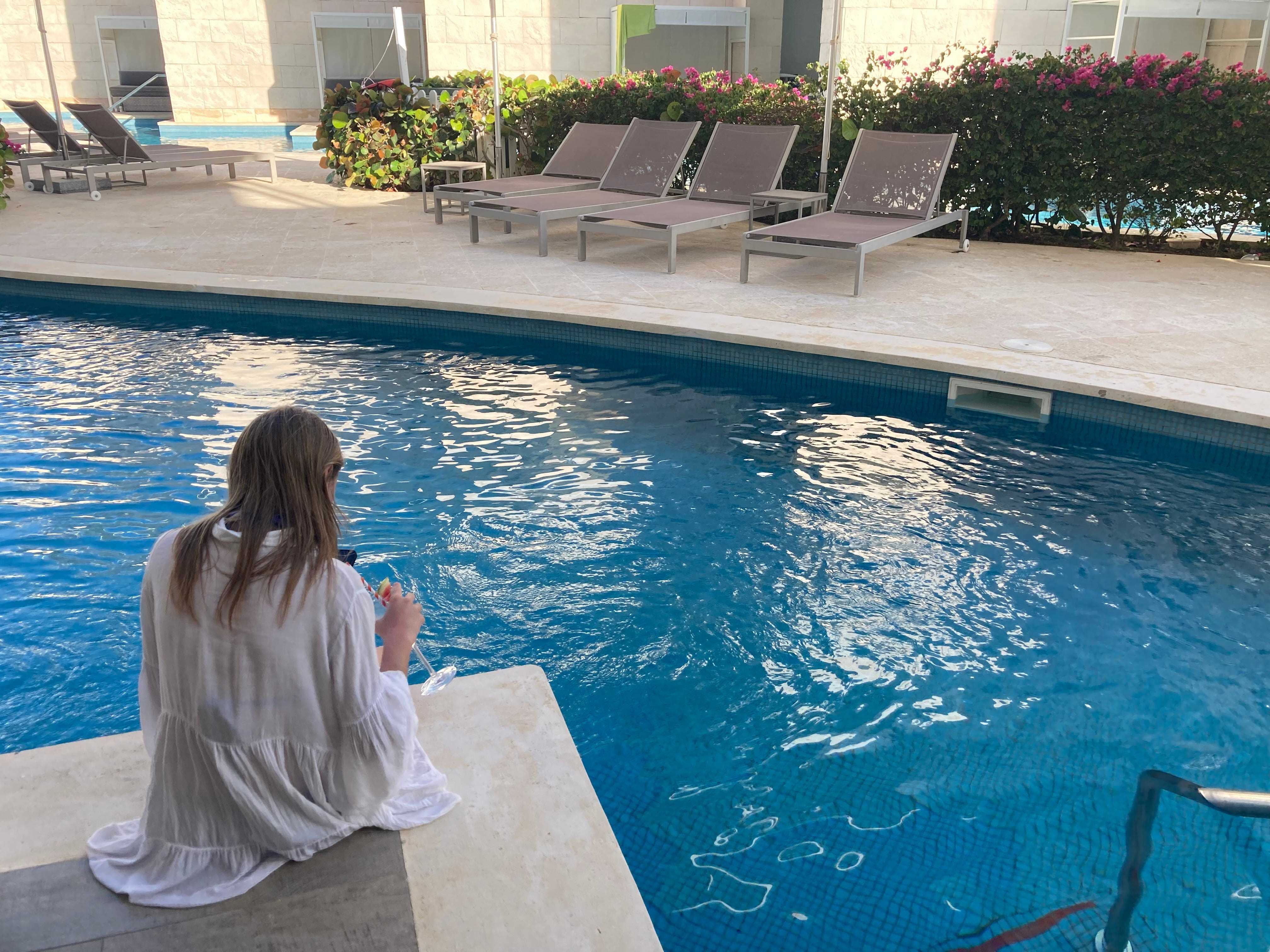 Ein Mädchen sitzt auf der Terrasse einer Swim-up-Suite im The Nickelodeon Hotel.