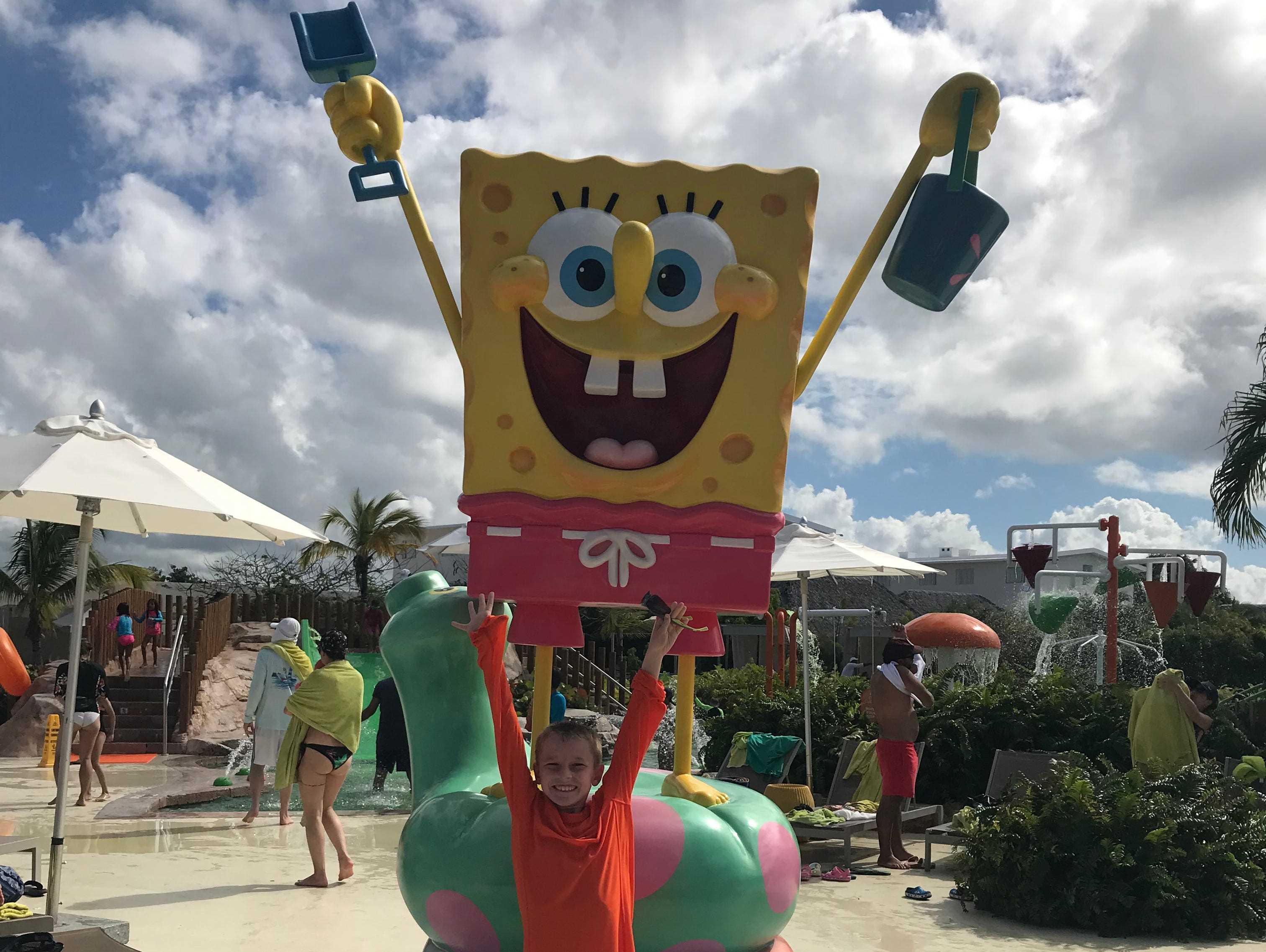 Ein Junge im Wasserpark AquaNick mit einer Statue von SpongeBob