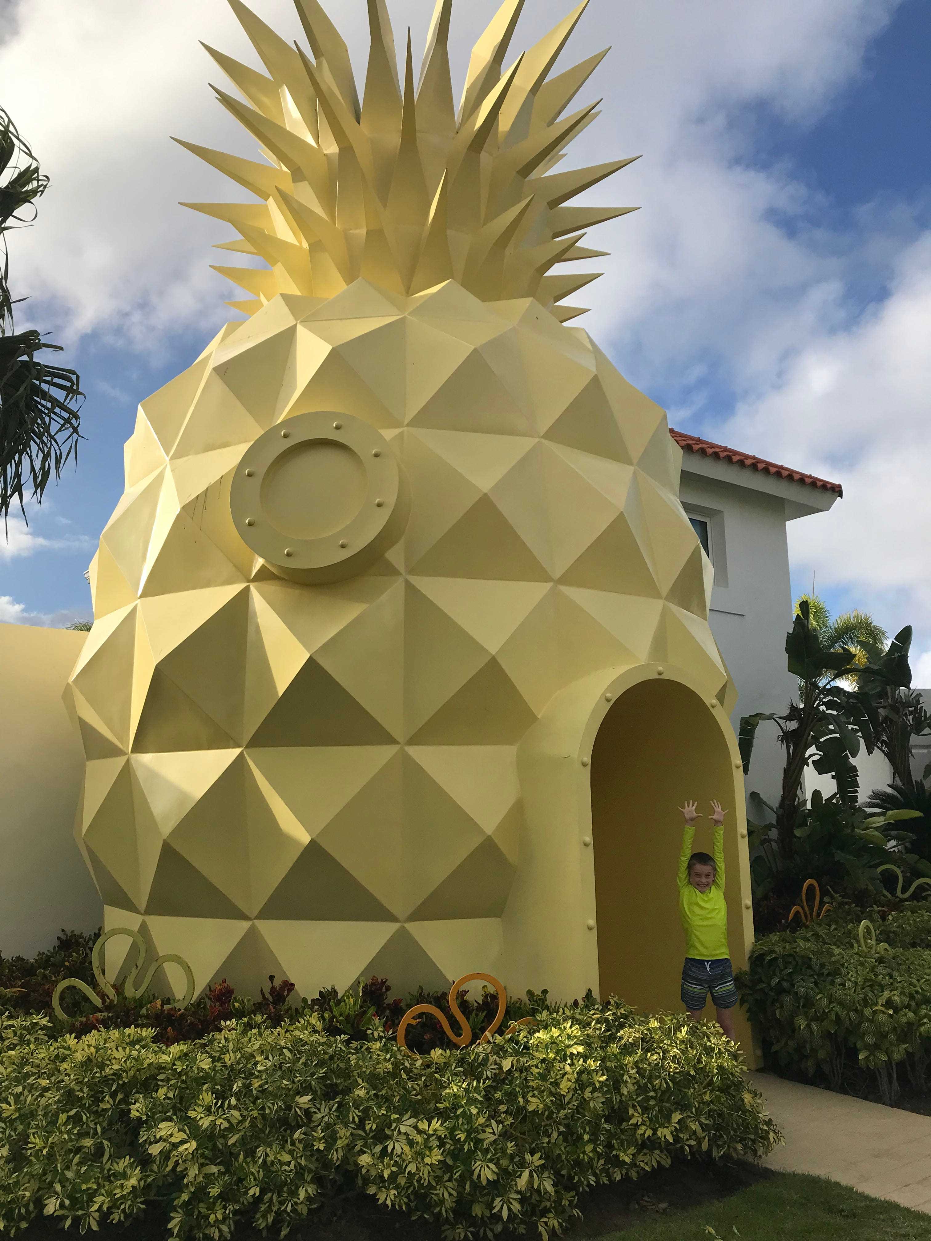 Ein Junge steht vor der Pineapple Villa im Nickelodeon Hotel