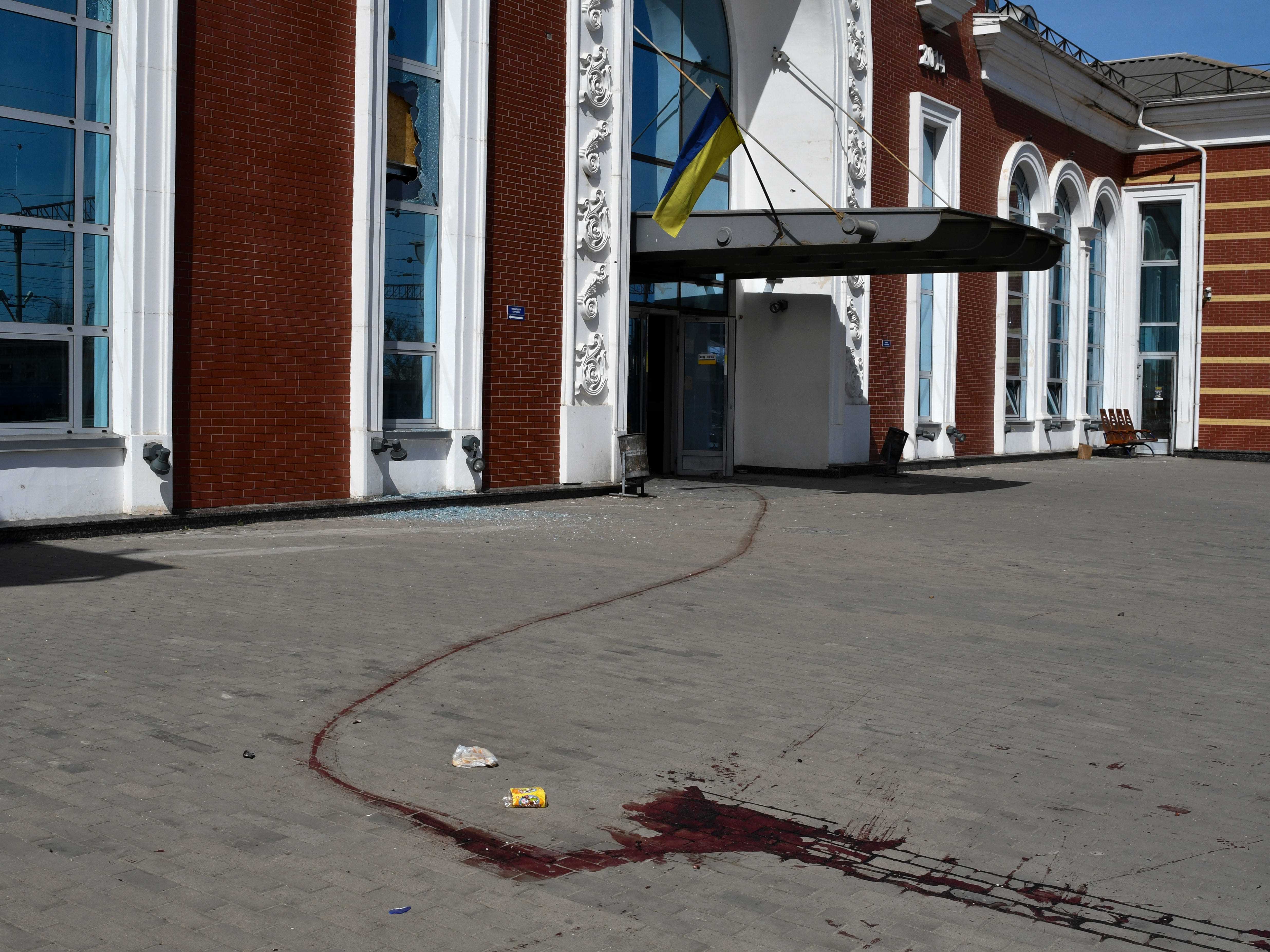 Eine Blutspur ist auf einem Bahnsteig nach russischem Beschuss am Bahnhof in Kramatorsk, Ukraine, Freitag, 8. April 2022, zu sehen.