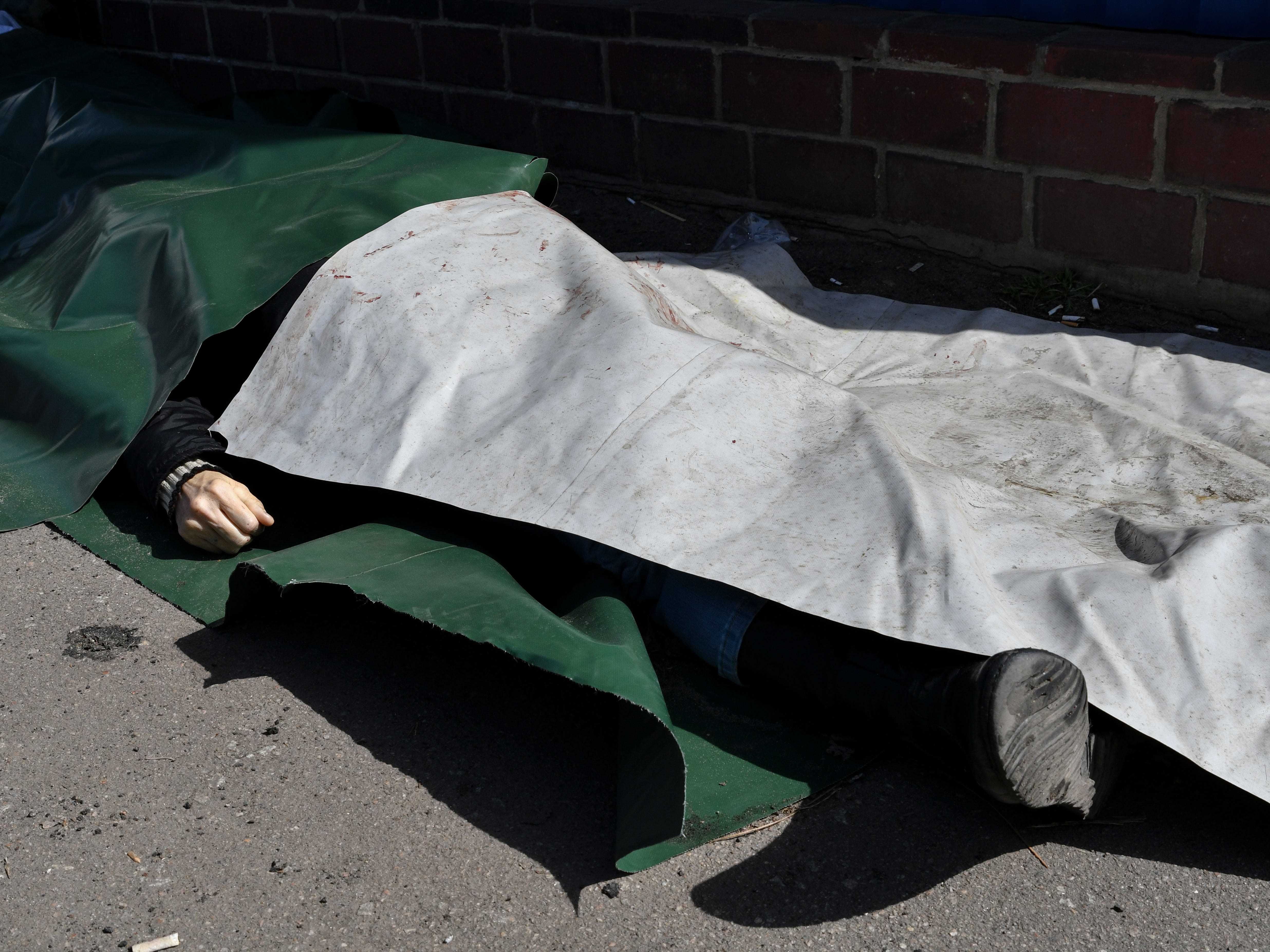 Eine Leiche liegt nach russischem Beschuss am Bahnhof in Kramatorsk, Ukraine, Freitag, 8. April 2022.
