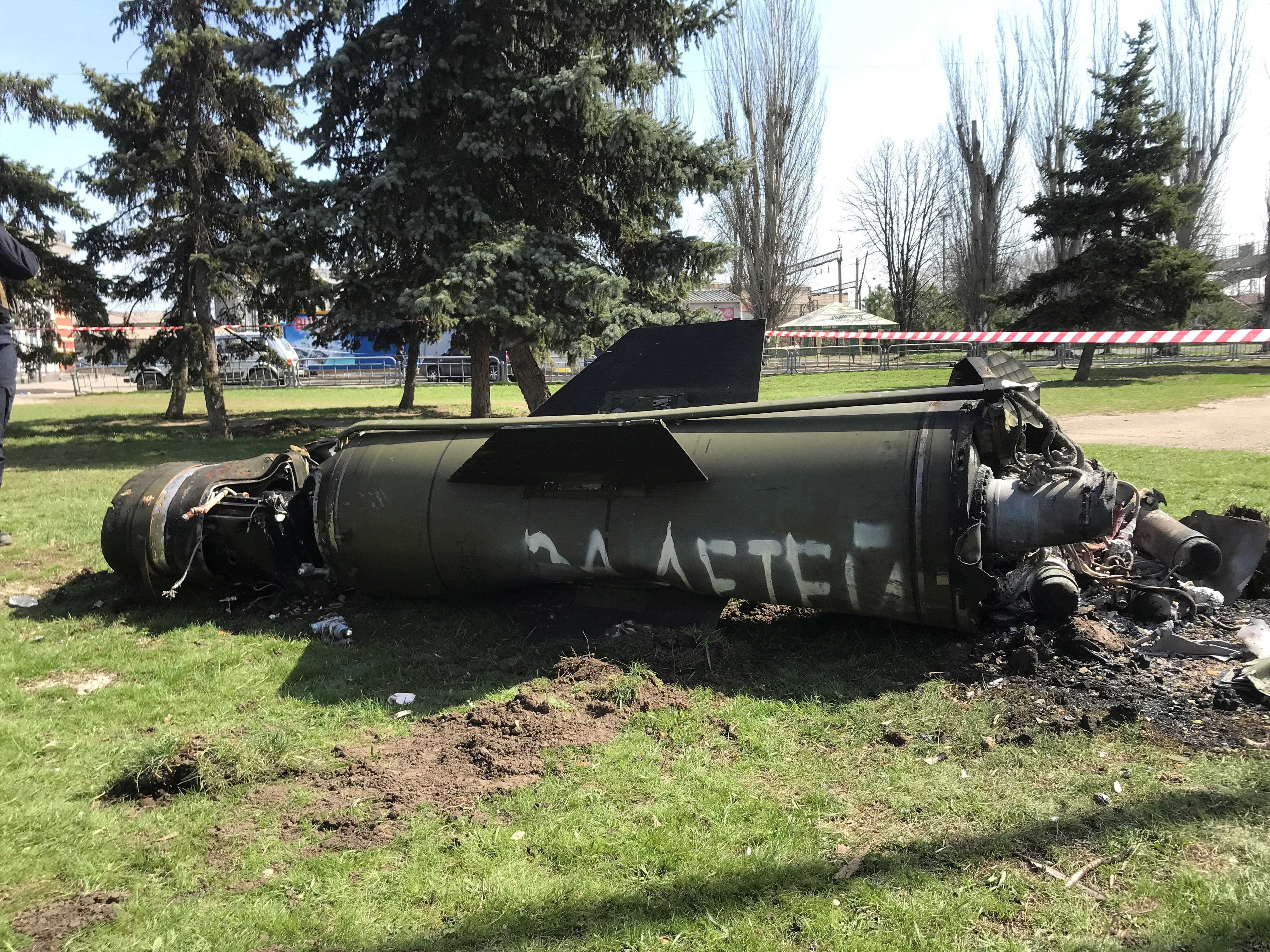 Überreste einer Rakete sind in der Nähe eines Bahnhofs inmitten der russischen Invasion in der Ukraine in Kramatorsk, Ukraine, am 8. April 2022 zu sehen.