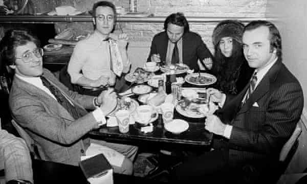 John Lennon, zweiter von links, mit Anwalt Jay Bergen, rechts, bei einem Mittagessen während des Prozesses.