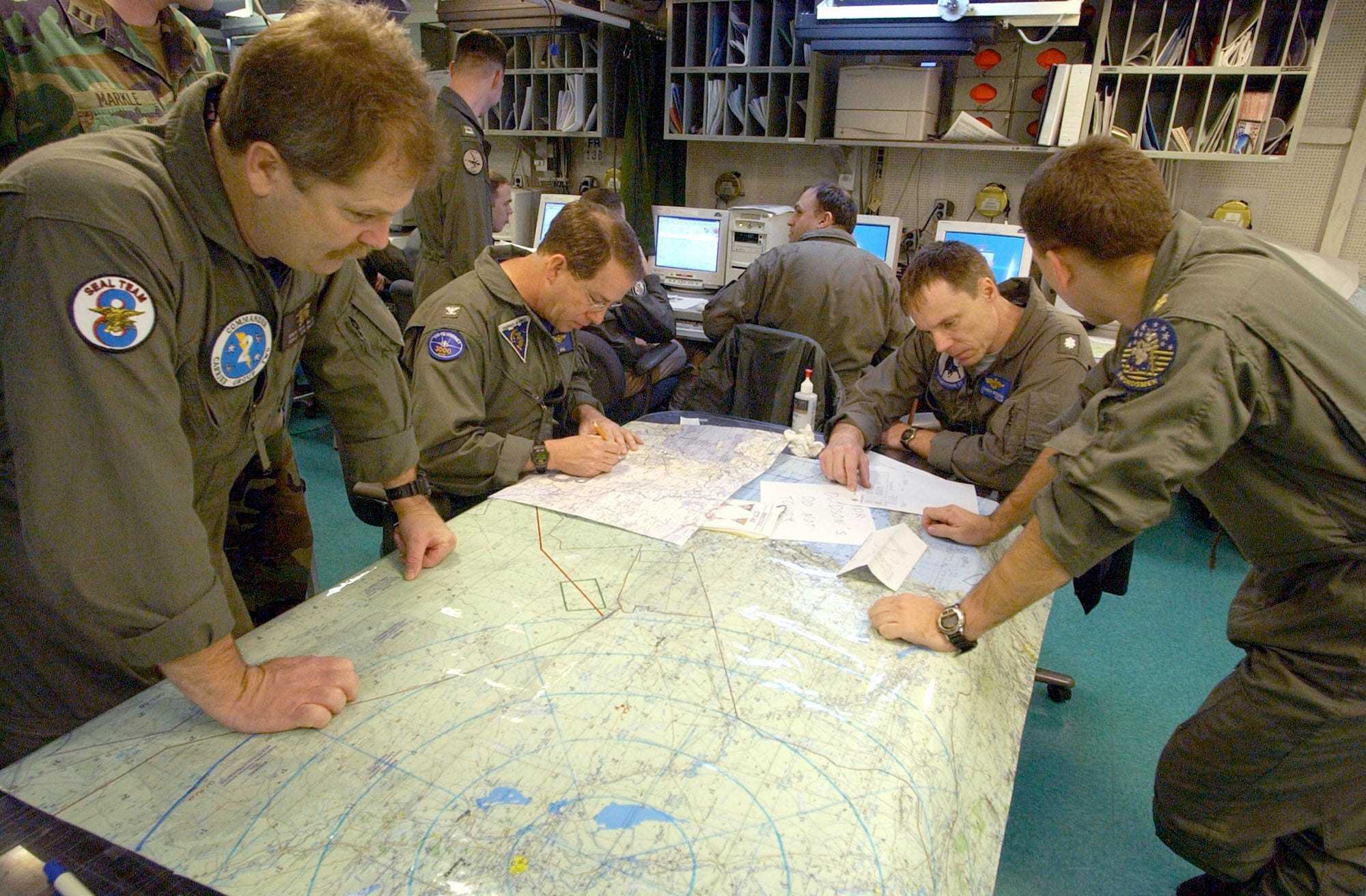 Navy SEAL sieht sich die Karte des Truman-Trägers an