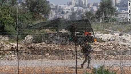 Ein israelischer Soldat bewacht am 10. April eine Öffnung in der israelischen Sperranlage im Westjordanland.
