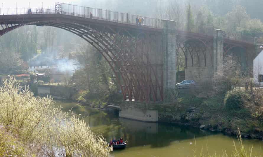 Rafting direkt unter der Eisenbrücke.
