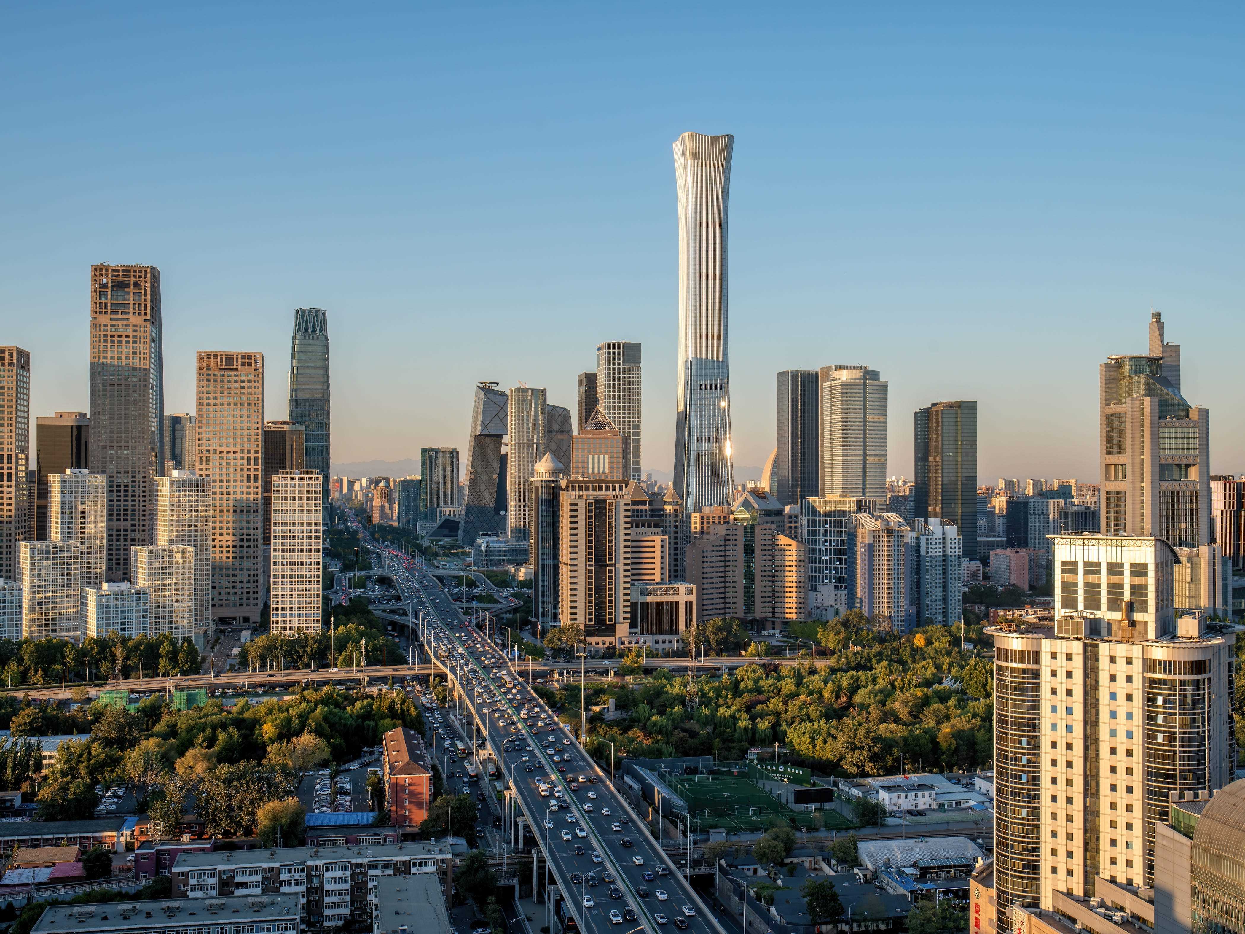 Luftaufnahme von Fahrzeugen, die am 16. Oktober 2020 in Peking, China, auf der Straße durch das zentrale Geschäftsviertel gefahren werden.