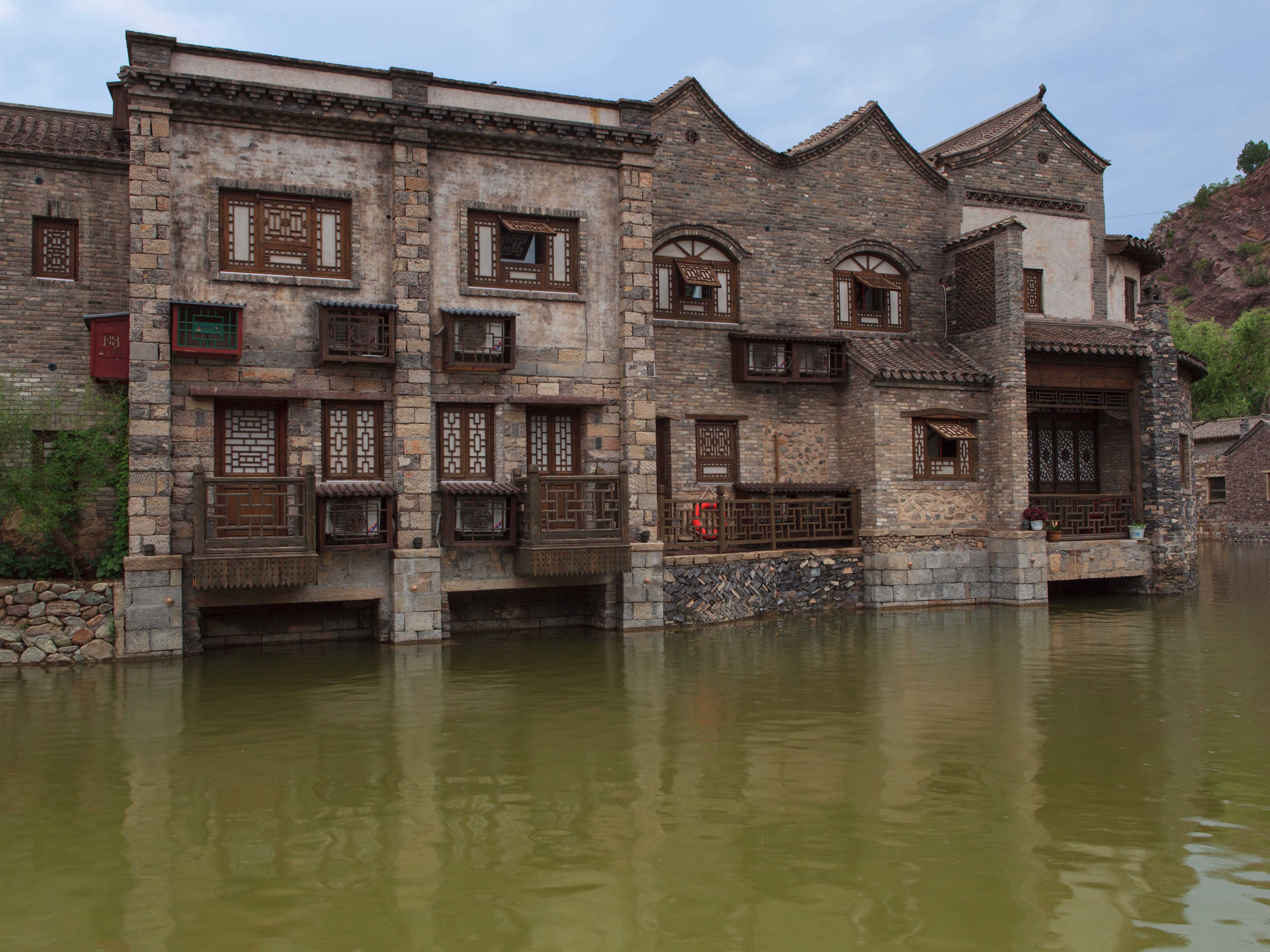 Gebäude in der Wasserstadt Gubei, Dorf Simatai, Stadt Gubeikou, Bezirk Miyun, Peking.