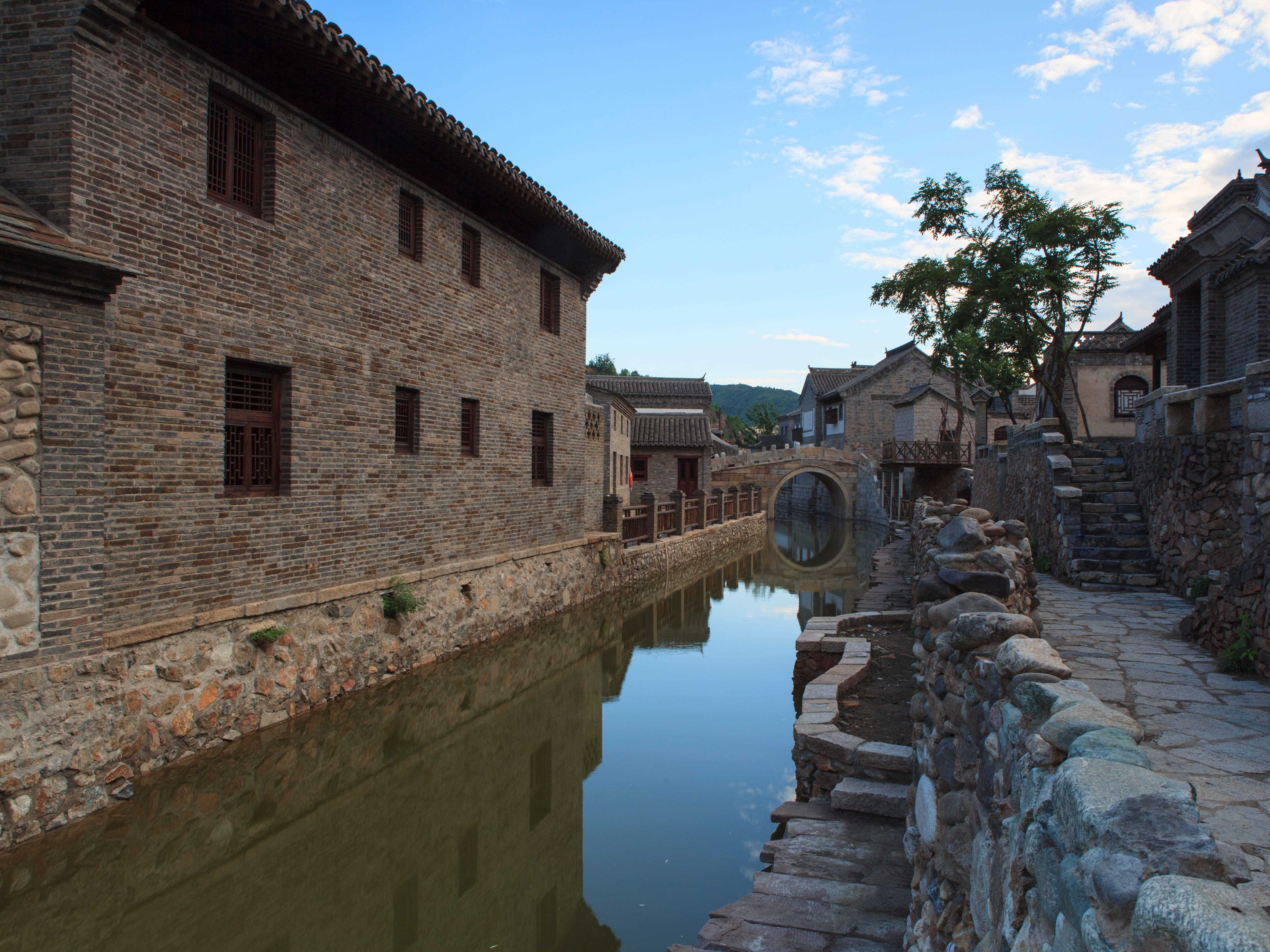 Die Wasserstadt Gubei befindet sich im Dorf Simatai, Stadt Gubeikou, Bezirk Miyun, Peking.  Es ist nach dem Wuzhen-Stil der Wasserstadt Jiangnan in der Nähe von Gubeikou benannt.