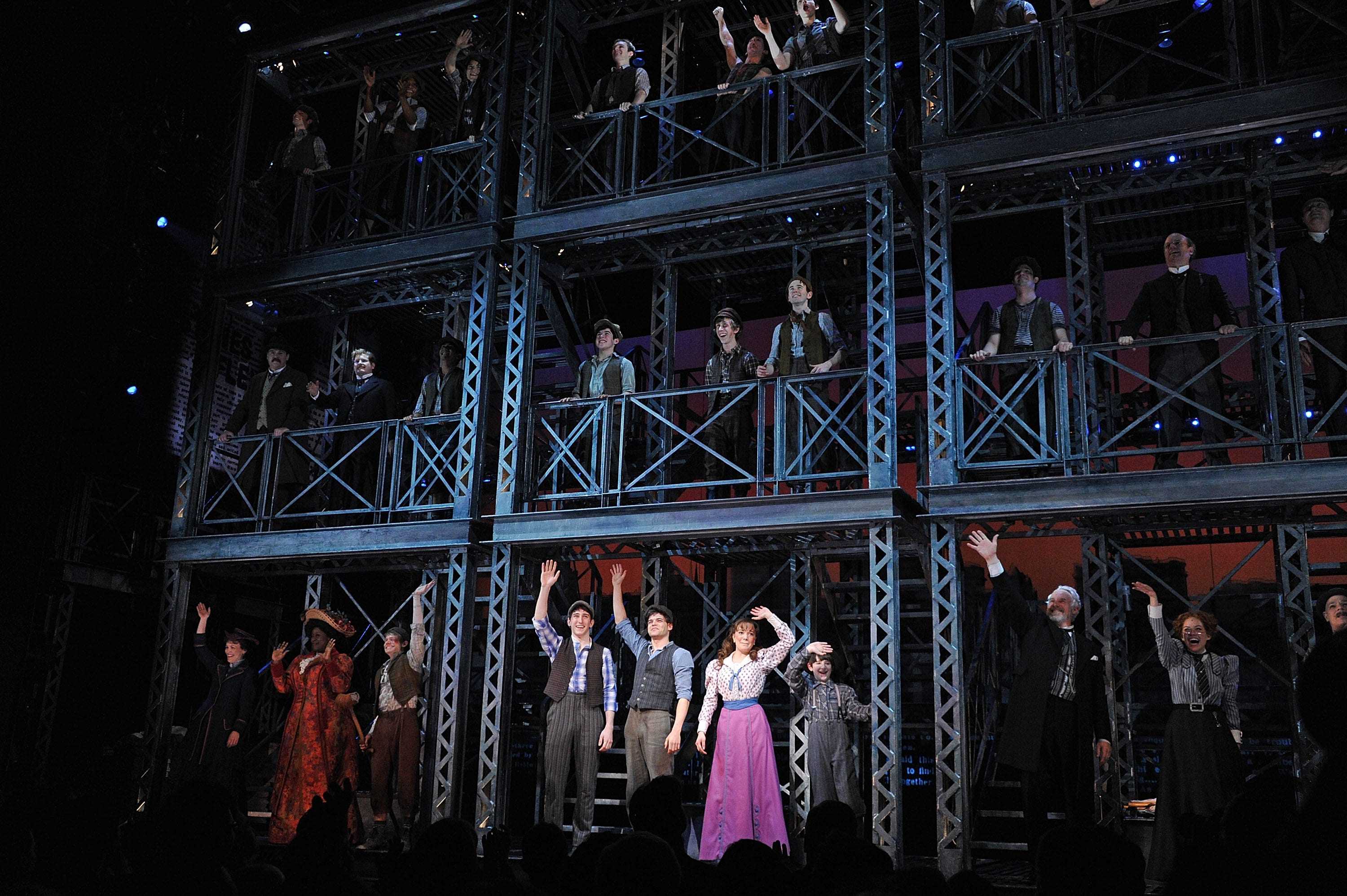 Original-Broadway-Besetzung von Newsies, die sich am Eröffnungsabend verbeugen