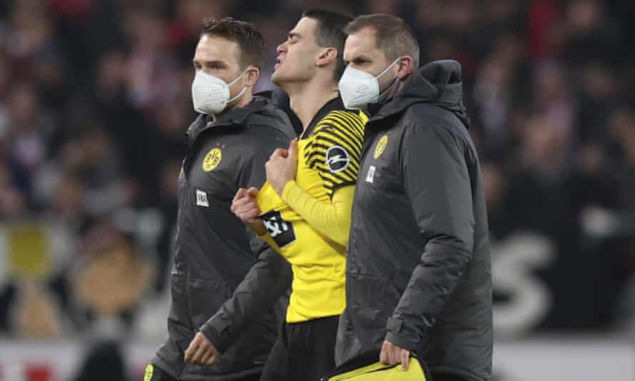 Giovanni Reyna (Mitte) verließ Dortmunds Spiel in Stuttgart unter Tränen.