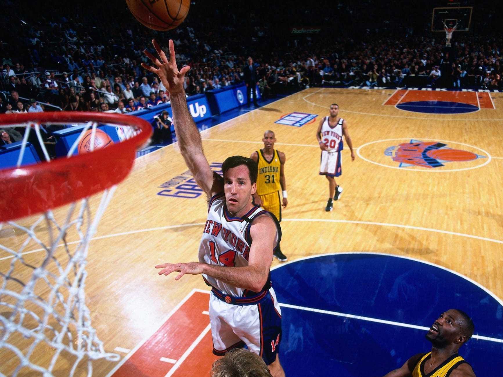 Chris Dudley schießt während der NBA-Playoffs 1999 einen Schuss über einen Verteidiger.