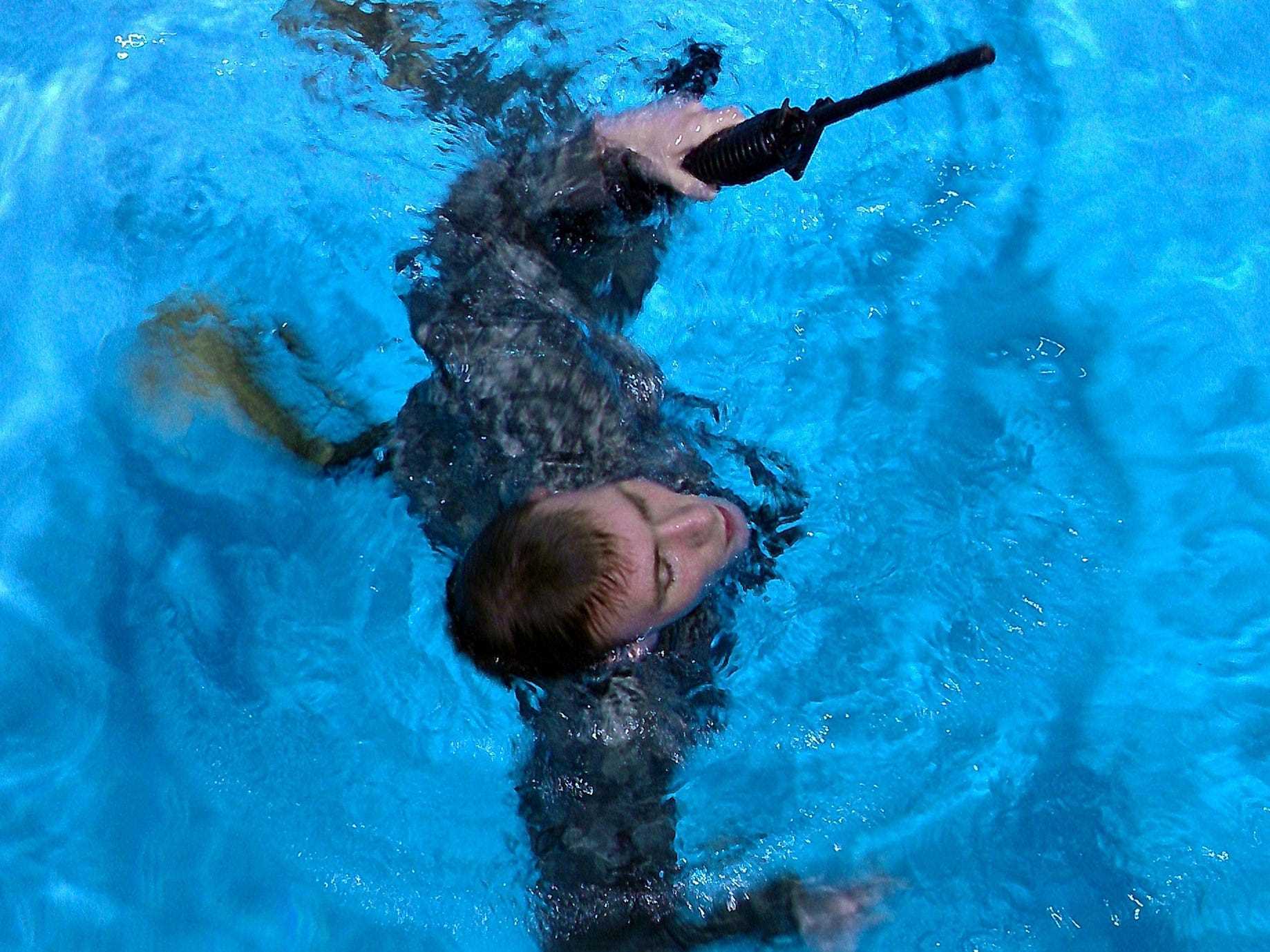 Army National Guard Soldat schwimmen