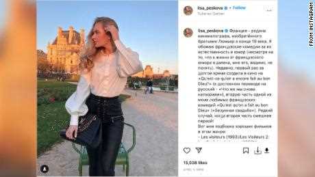 Peskovs 24-jährige Tochter, Elizaveta Peskova, wuchs in Paris auf, wo sie mit ihrer Mutter eine Multimillionen-Dollar-Wohnung in einem der teuersten Viertel der Stadt besitzt.  Peskova, gesehen hier in Paris'  Tuileries Gardens beschreibt in einem Instagram-Post aus dem Jahr 2019 ihre Liebe zum französischen Kino. 