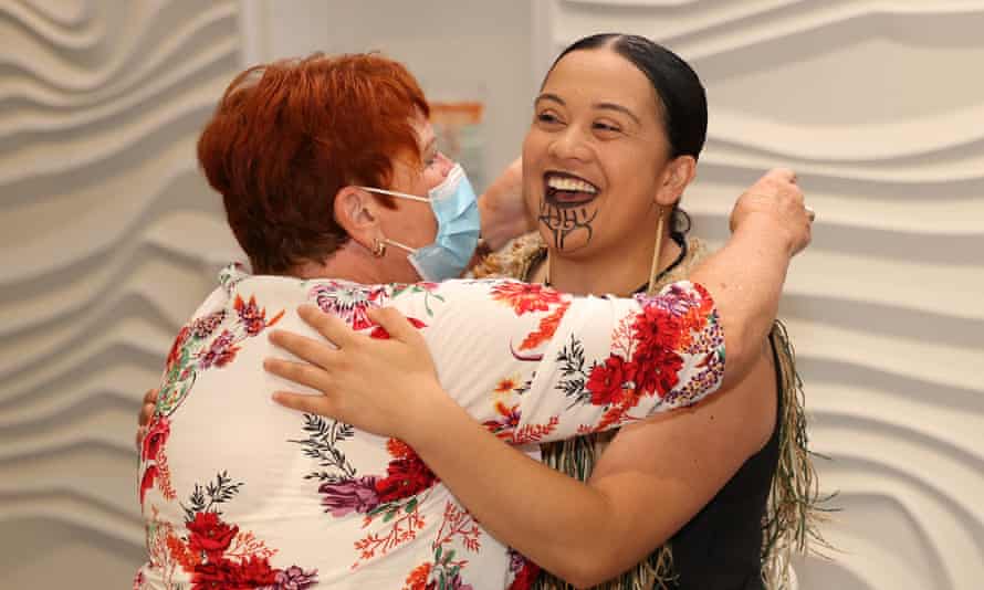 Bette-May Waine, links, bedankt sich bei Kulturkünstlern der Maori am internationalen Flughafen von Auckland
