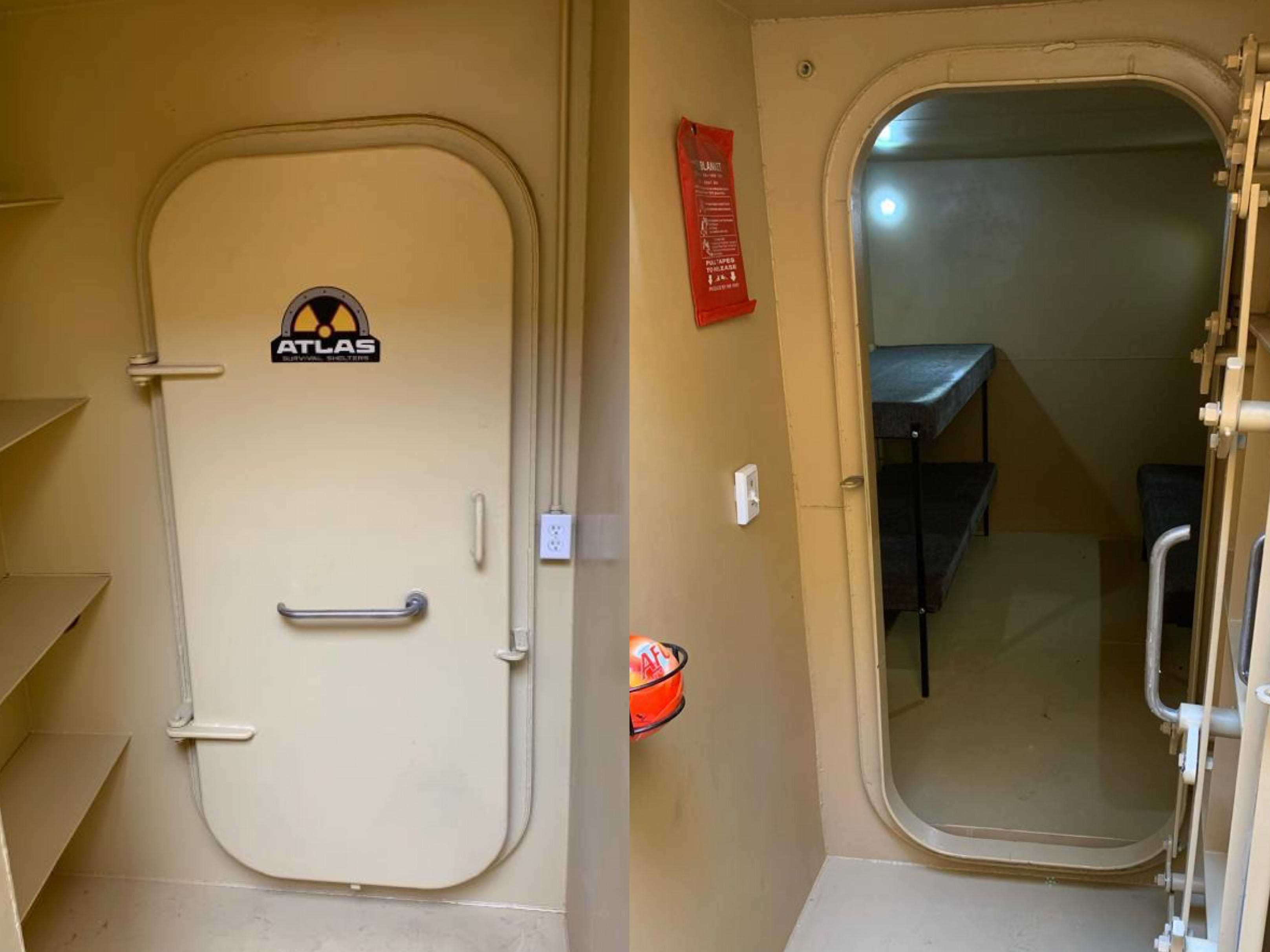 Eine Tür zu einem Bunker im offenen und im geschlossenen Zustand.
