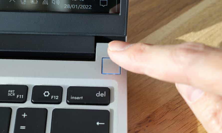 Der Framework-Laptop wird geöffnet und eingeschaltet, wobei ein leuchtender Ring um den Fingerabdruckscanner mit Netzschalter den eingeschalteten Zustand anzeigt.