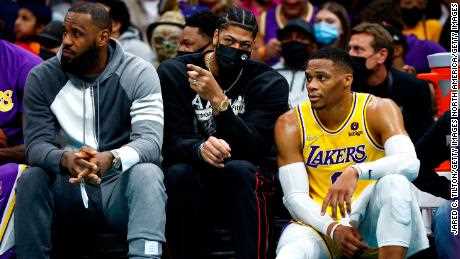 LeBron James, Anthony Davis und Russell Westbrook schauen während der Lakers'  Spiel gegen die Charlotte Hornets im Spectrum Center am 28. Januar 2022 in Charlotte.