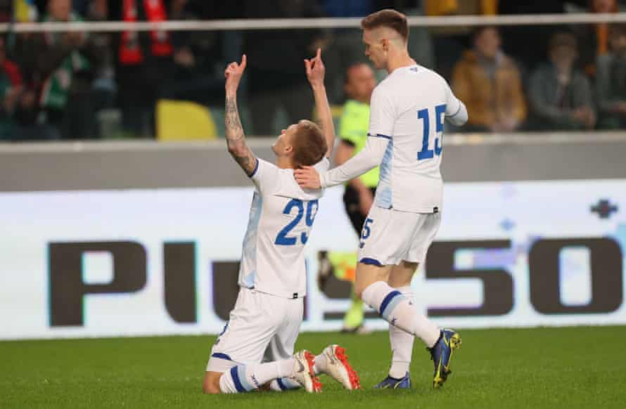 Vitaliy Buyalskiy fällt nach einem Treffer für Dynamo Kyiv auf die Knie.