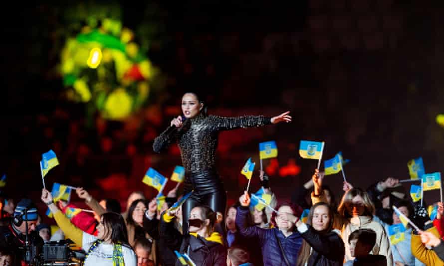 Ukrainer nehmen an einem Konzert vor dem Spiel im Mittelkreis teil.