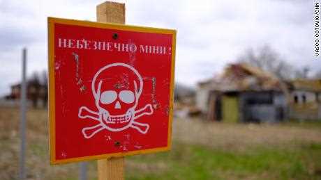 Überall in der Region Kiew wurden Schilder aufgestellt, die vor Minen oder Blindgängern warnen.
