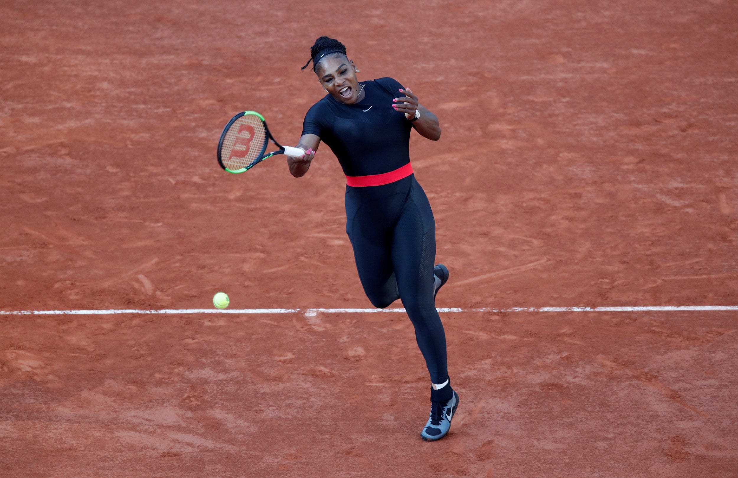 Serena Williams tritt bei den French Open 2018 in ihrem berüchtigten Catsuit an.