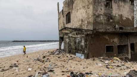 Während Länder darüber streiten, wer für die Klimakrise aufkommen soll, wird eine Gemeinde auf der Insel Lagos vom Meer verschluckt 