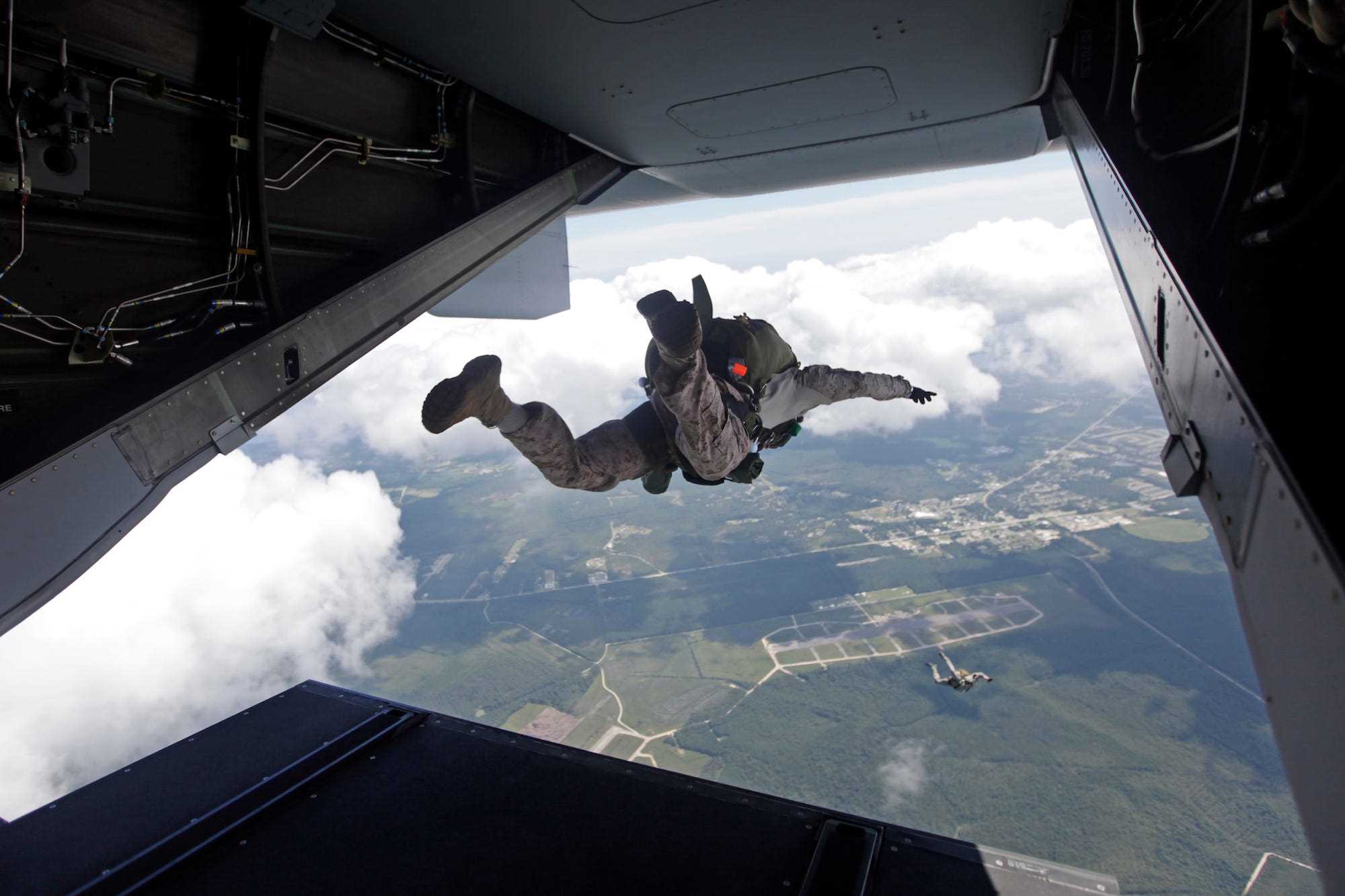 Fallschirm des Marine Raider Regiments im freien Fall
